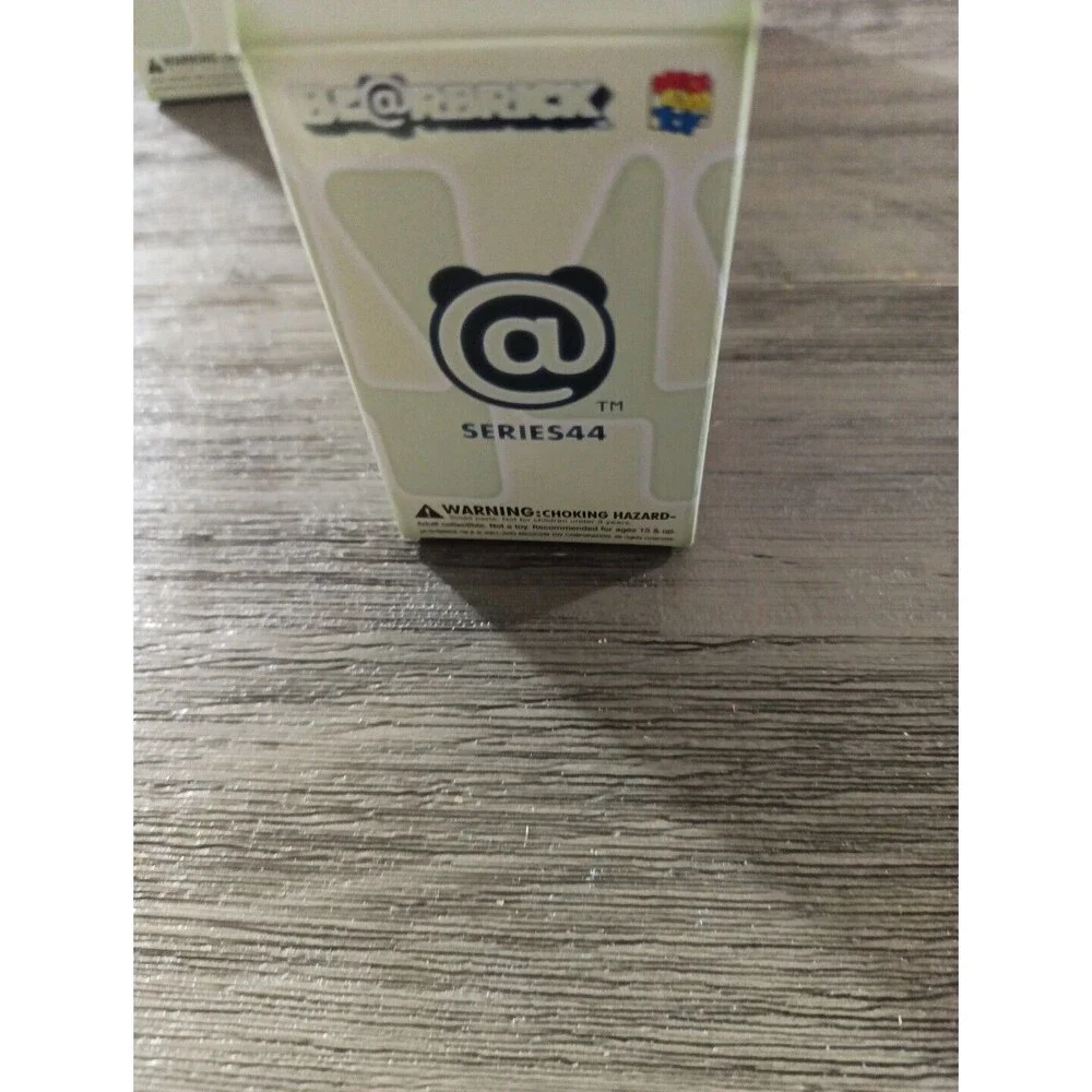 Bearbrick 100% Series 44 Basic C Glow Open Box